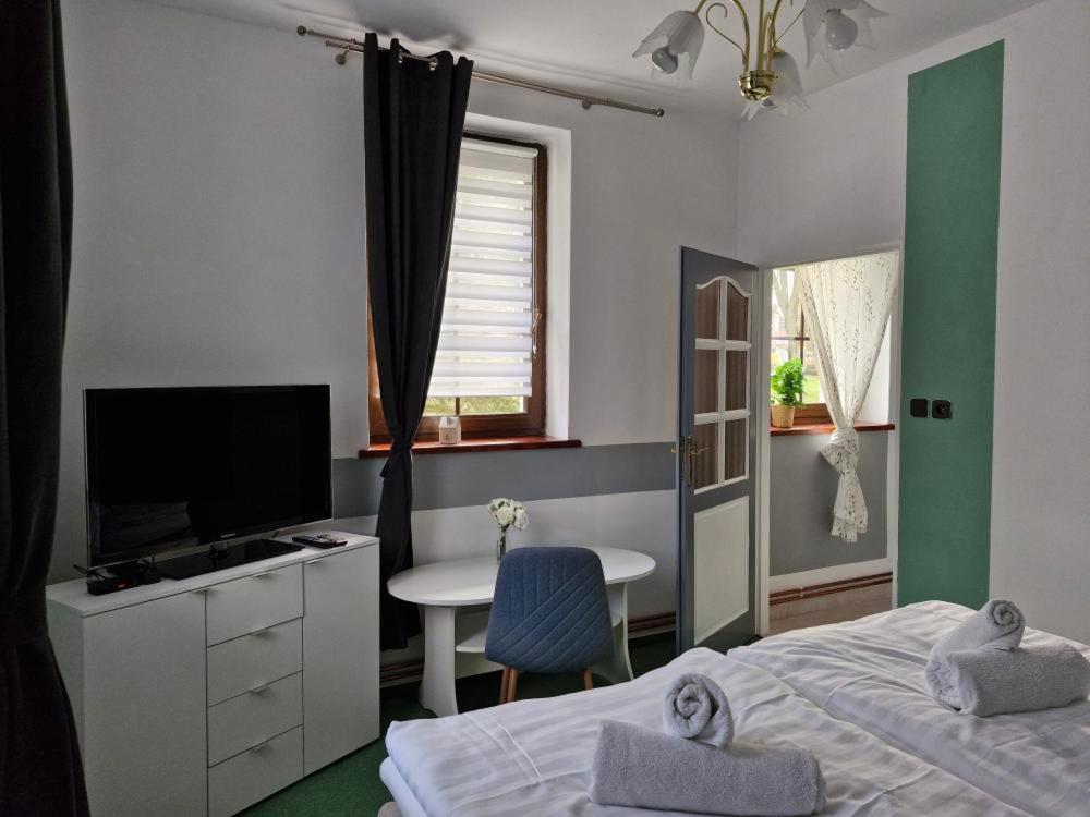 Waldhof Hotel Jirikov  Bagian luar foto