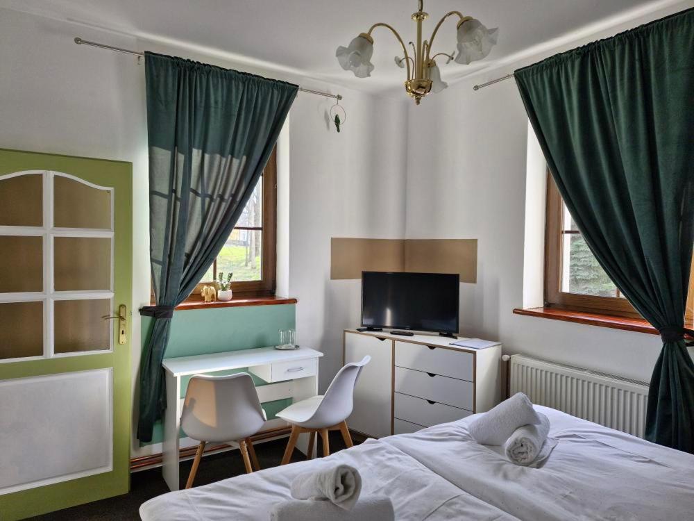 Waldhof Hotel Jirikov  Bagian luar foto